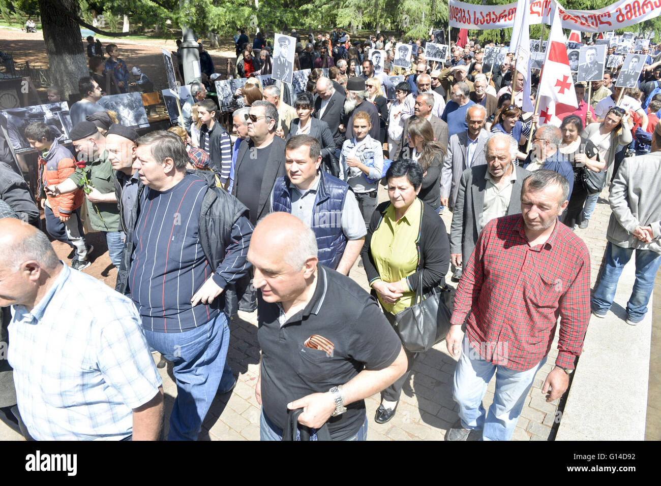 Tbilisi, Georgia. 9 maggio 2016. Il popolo georgiano di partecipare a una dimostrazione per contrassegnare il 71esimo anniversario della vittoria sulla Germania nazista a Tbilisi, Georgia, 9 maggio 2016. Credito: Giorgi Induashvili/Xinhua/Alamy Live News Foto Stock