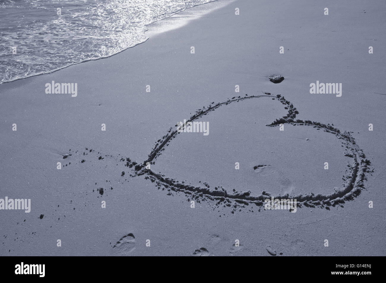 San Valentino cuore di amore sulla spiaggia di sabbia. Vacanze in luna di miele e il giorno di San Valentino tema Foto Stock