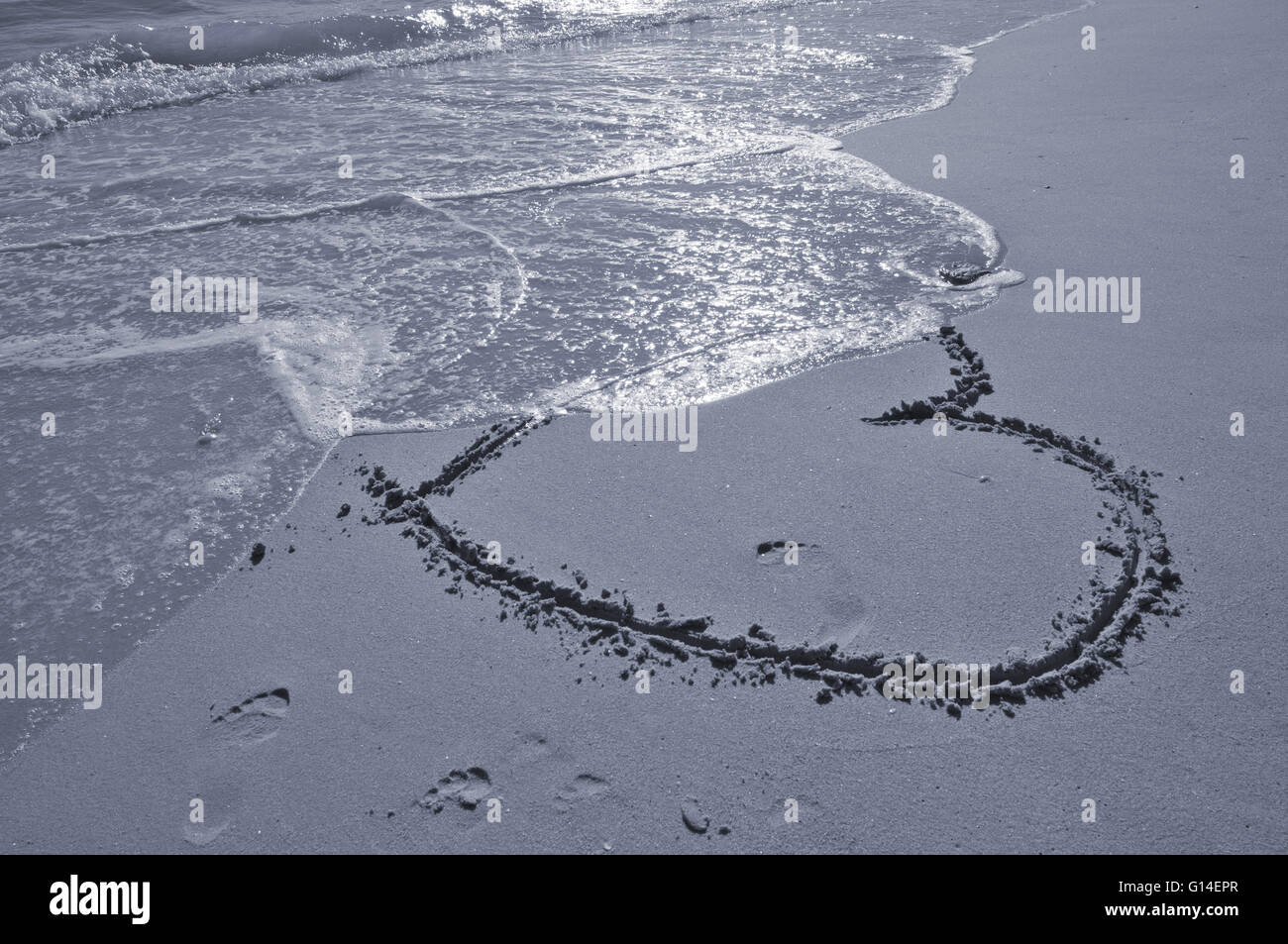 San Valentino cuore di amore sulla spiaggia di sabbia. Vacanze in luna di miele e il giorno di San Valentino tema Foto Stock