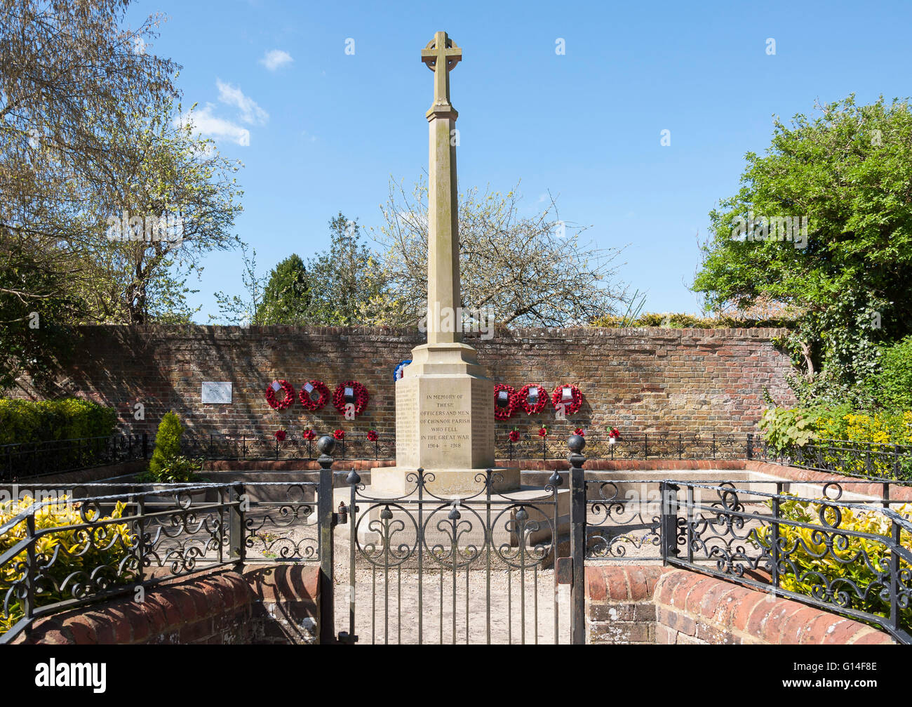 World War Memorial, High Street, Chinnor, Oxfordshire, England, Regno Unito Foto Stock