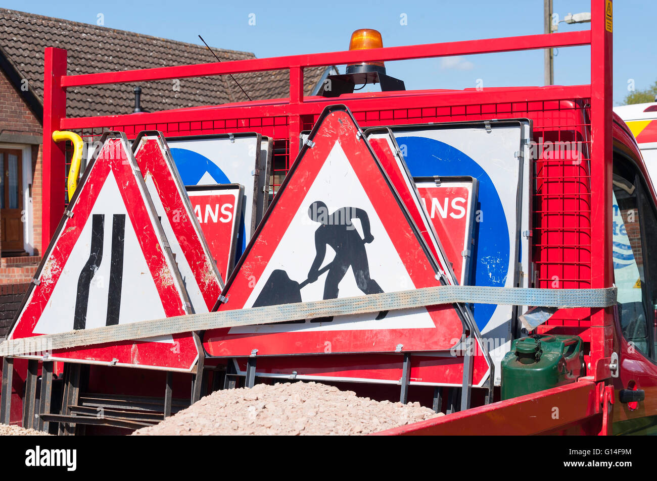 Indicazioni sulla riparazione su strada carrello, High Street, Chinnor, Oxfordshire, England, Regno Unito Foto Stock