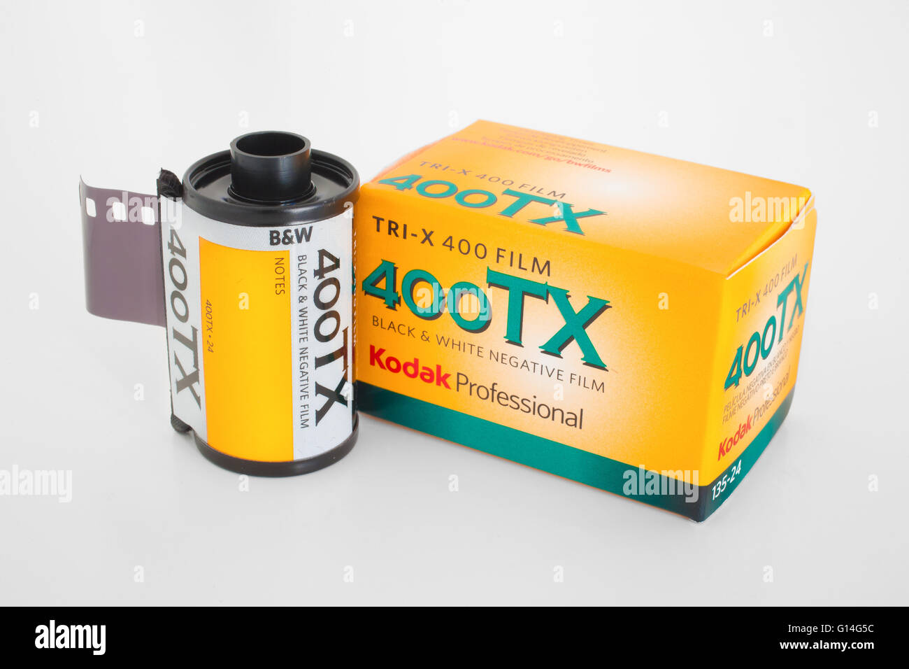 PLEASANT VALLEY - Gennaio 06, 2016: Kodak Tri-X 400 rotolo pellicola e nella casella. Tri-X è prodotto da Eastman Kodak Company Foto Stock