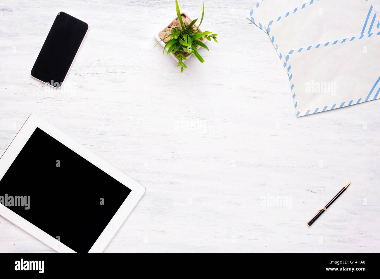 Vista dall'alto di un computer tablet e smartphone e articoli per ufficio su un bianco scrivania in legno. Home concetto di ufficio. Business e stile di vita. Foto Stock Vista dall'alto di un computer tablet e smartphone e articoli per ufficio su un bianco scrivania in legno. Home concetto di ufficio. Business e stile di vita. Foto Stock