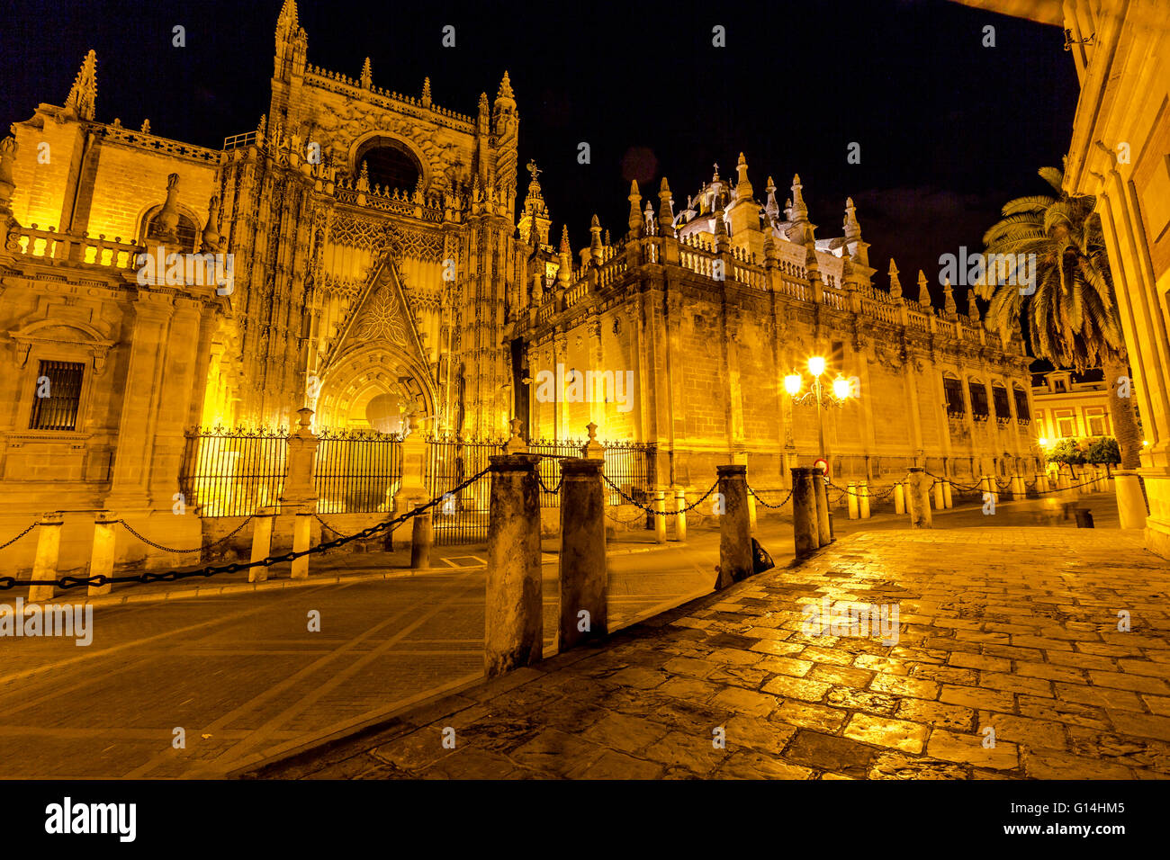 Cattedrale di Siviglia di notte Foto Stock