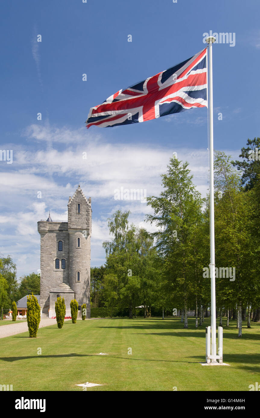 Ulster tower WW1 memorial a Thiepval sulla Somme, Francia. Con l'Unione battenti bandiera Foto Stock