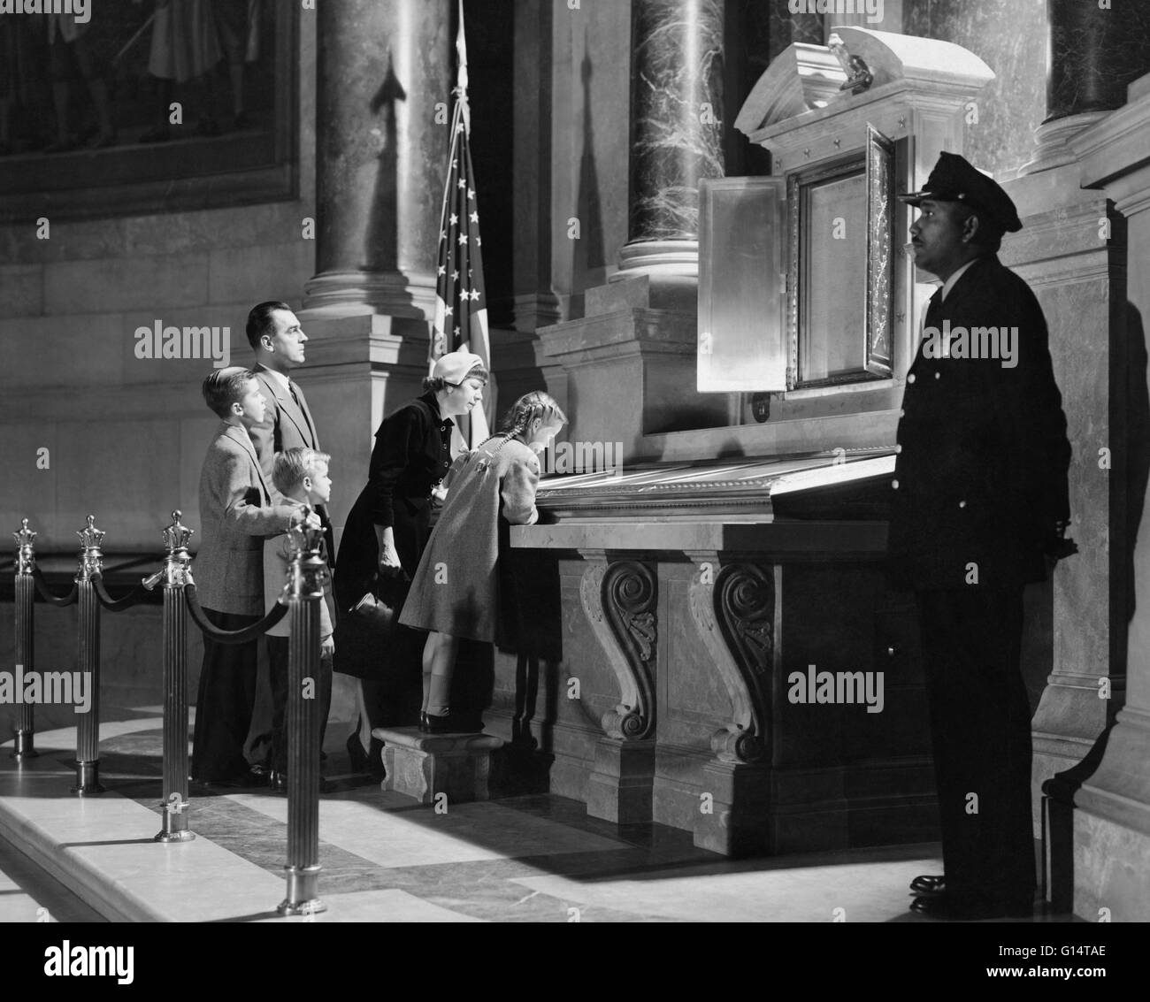 Una famiglia americana del 1957 ispezione del caso la visualizzazione della dichiarazione di indipendenza e la costituzione degli Stati Uniti presso il National Archives Building a Washington D.C. Foto Stock