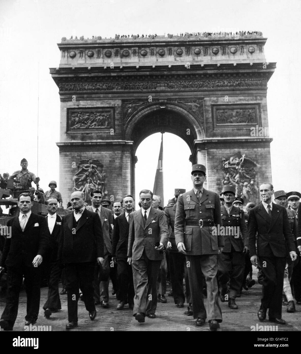 Il generale de Gaulle a piedi verso il basso gli Champs-Elysees il 25 agosto 1944. Dietro di lui, semi-nascoste, è General Koenig. Dietro di lui, sulla sua sinistra, è in generale le Clerc, e sulla sua destra, Georges Bidault e Presidente le Troquer. Foto Stock