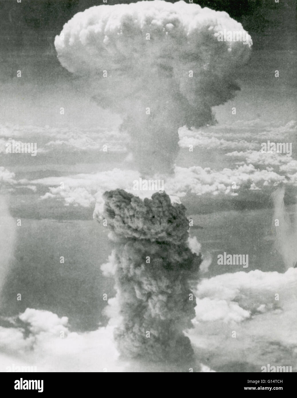 Il bombardamento di Nagasaki il 9 agosto è stato l'ultimo grande atto della Seconda Guerra Mondiale e entro pochi giorni il giapponese aveva ceduto. Nagasaki è stata una delle principali città cantieristica e di un grande porto militare. Ma non era un target preferito come era stato bombardato cinque volte Foto Stock