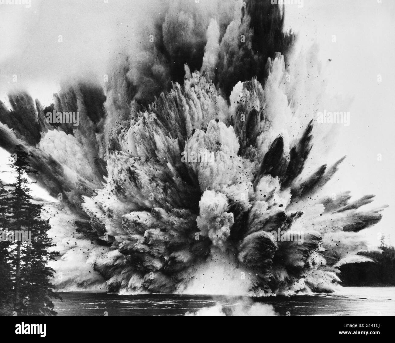 Ripple Rock Explosion in Seymour si restringe, British Columbia, 5 aprile 1958. La più grande non-esplosione atomica impostato su off al momento, 2,750,000 di libbre di Nitramex 2H esplosivi, fornita dalla società Du Pont del Canada è stato usato per distruggere Ripple Rock, un due-picco underwa Foto Stock