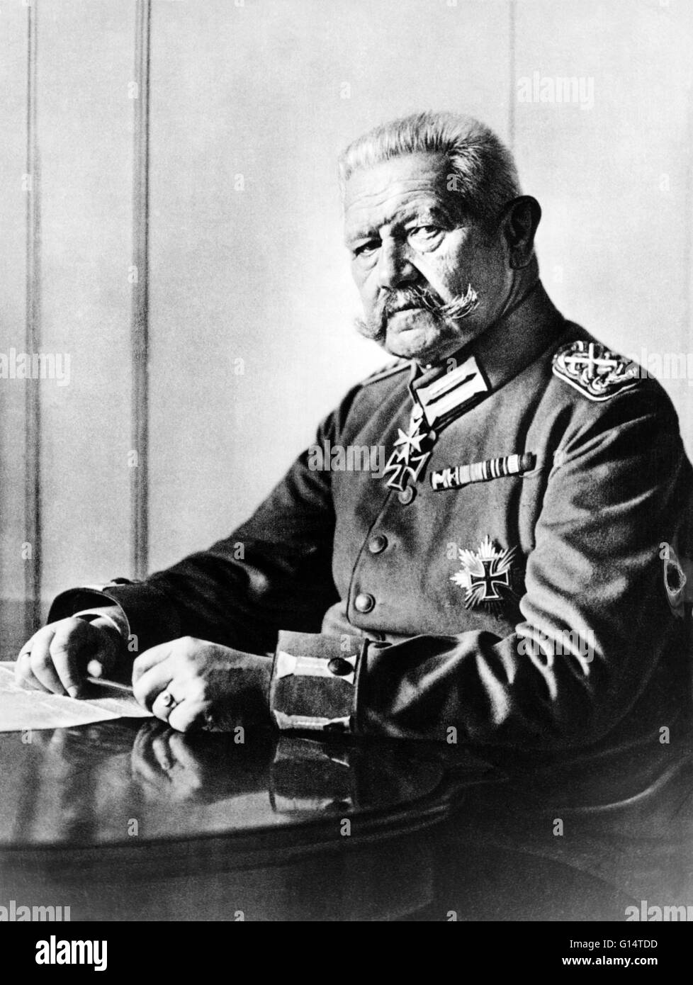 Paul Ludwig Hans Anton von Beneckendorff und von Hindenburg (2 ottobre 1847 - 2 agosto 1934) era un Prussian-German maresciallo di campo, statista e uomo politico, e servito come il secondo Presidente della Repubblica federale di Germania dal 1925 al 1934. Egli ha goduto di una lunga carriera in Foto Stock