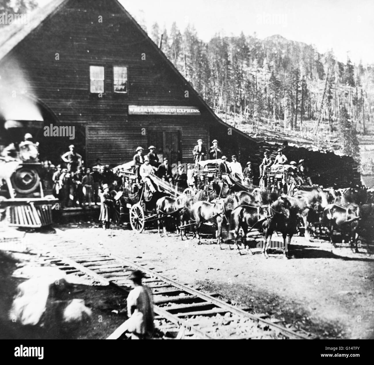 Concord-tipo stagecoaches della vecchia linea di Pioneer incontro un treno passeggeri presso Cisco, California, nel 1867, quando Cisco era il capolinea del Pacifico Centrale. A questo punto, Pacifico centrale delle forze di lavoro aveva construced 92 miglia dalla linea di partenza po Foto Stock