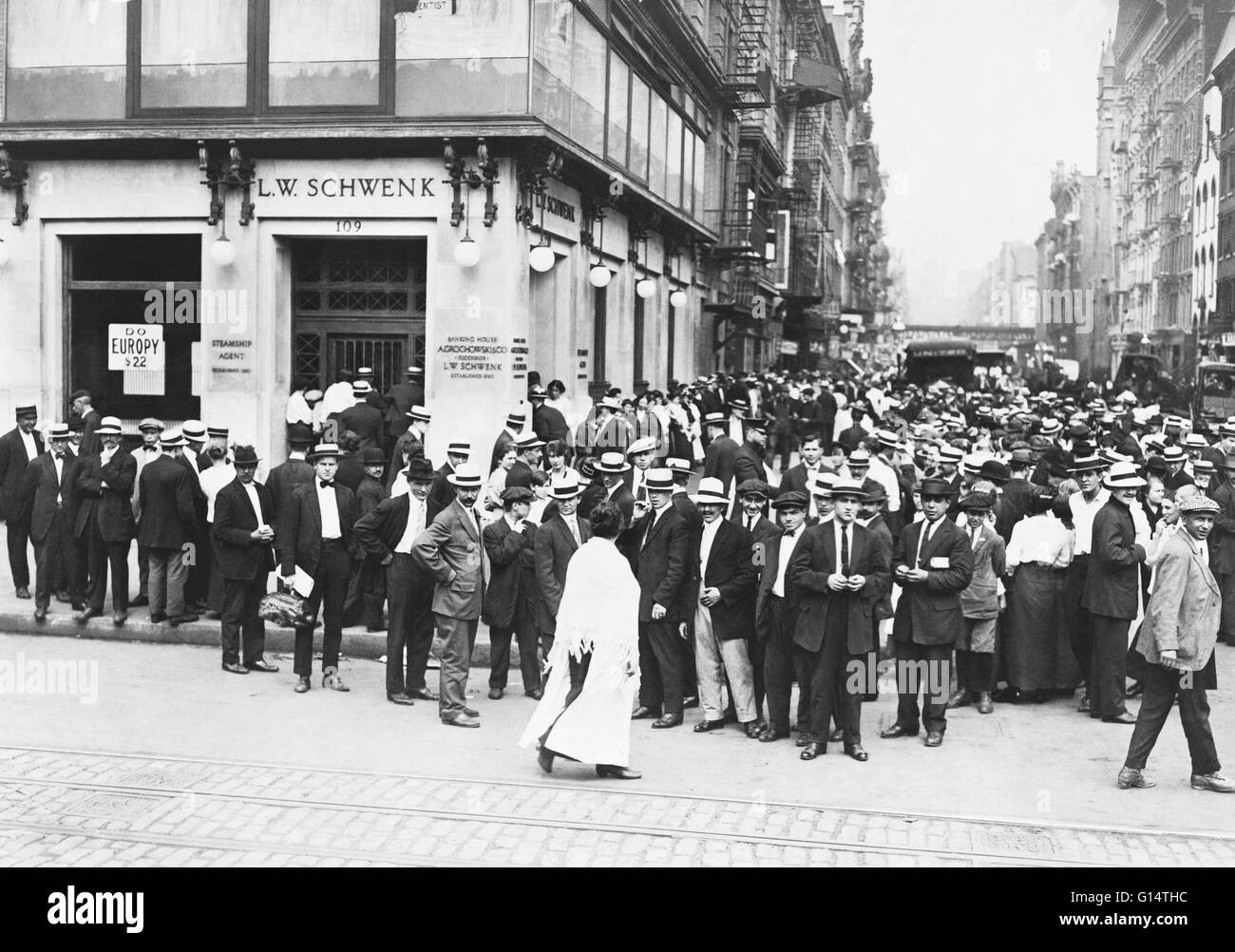 I depositanti eseguito su un errore di New York City bank, L.W. Schwenk, situato al settimo san e Avenue A, nel tentativo di recuperare il loro denaro. Luglio 14th, 1914. Foto Stock