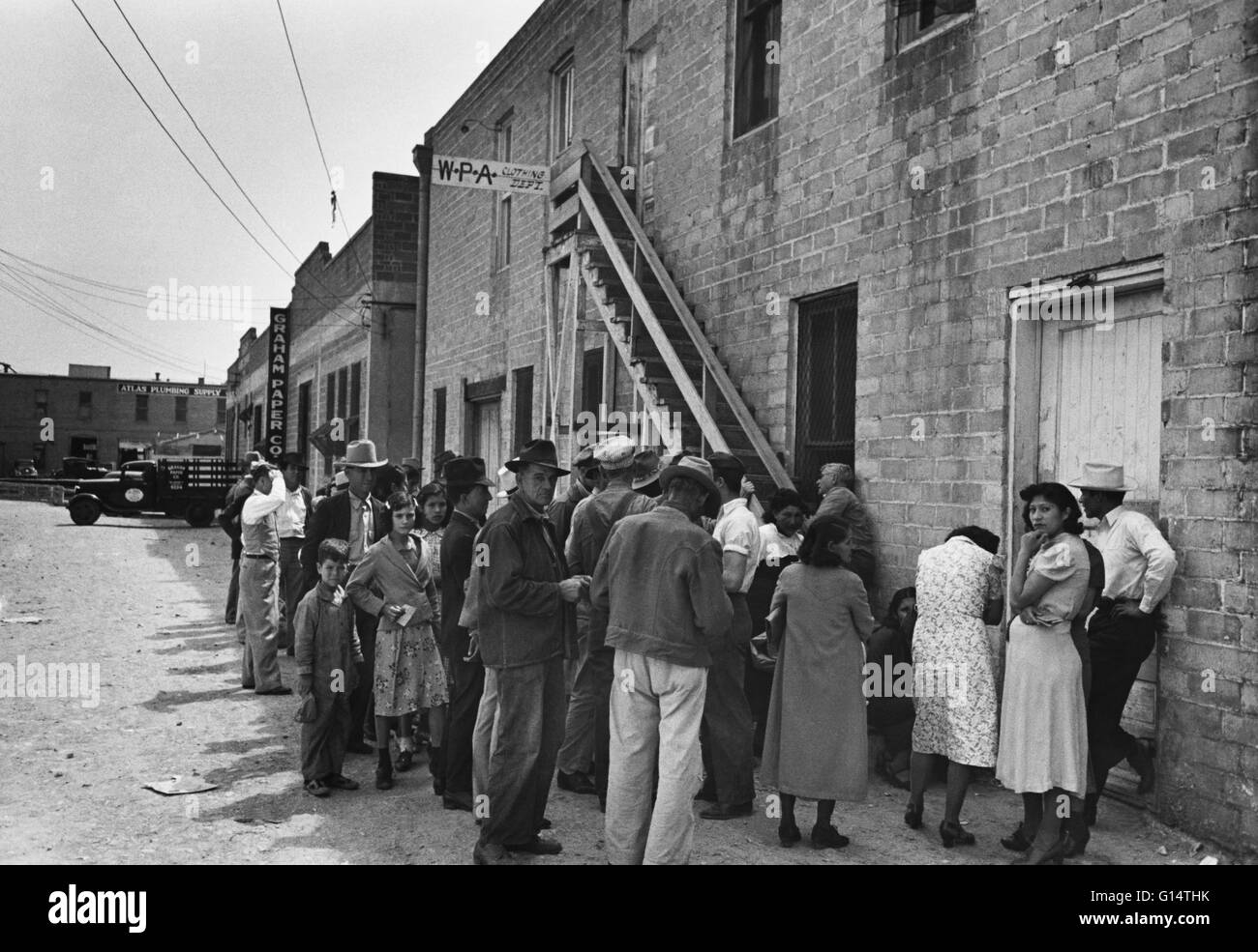 Una linea di persone in attesa per WPA abbigliamento, San Antonio, Texas. Prese nel 1939 da Russell Lee per la Farm Security Administration (FSA). Foto Stock