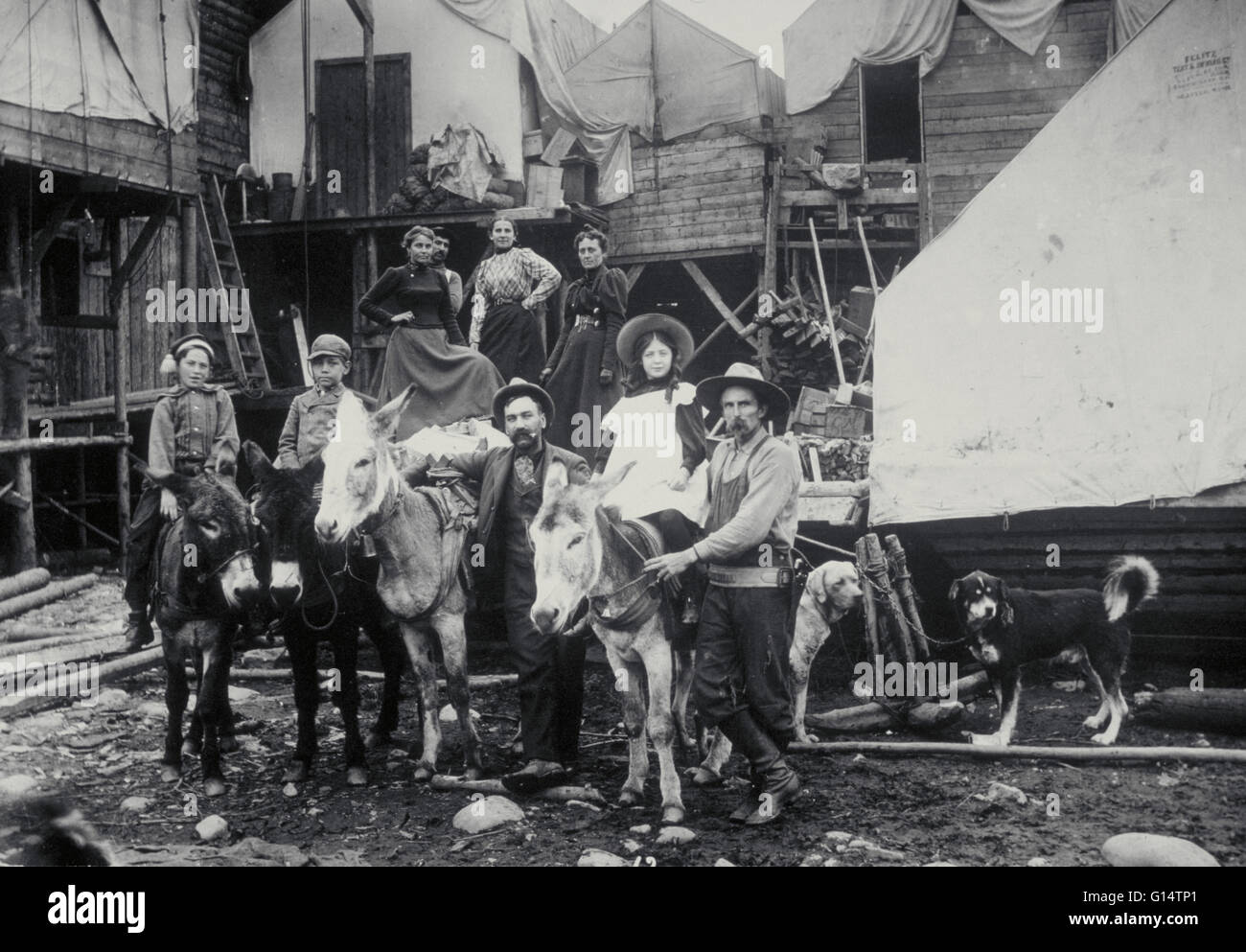 Klondike Gold Rush, 1898. I minatori e imprenditori rischiava di temperature di congelamento e di fame per arrivare a Dawson City nella neonata Yukon Territory del Canada. Tutti speravamo di guadagnare una fortuna direttamente o indirettamente dall'oro che era stato il disco Foto Stock
