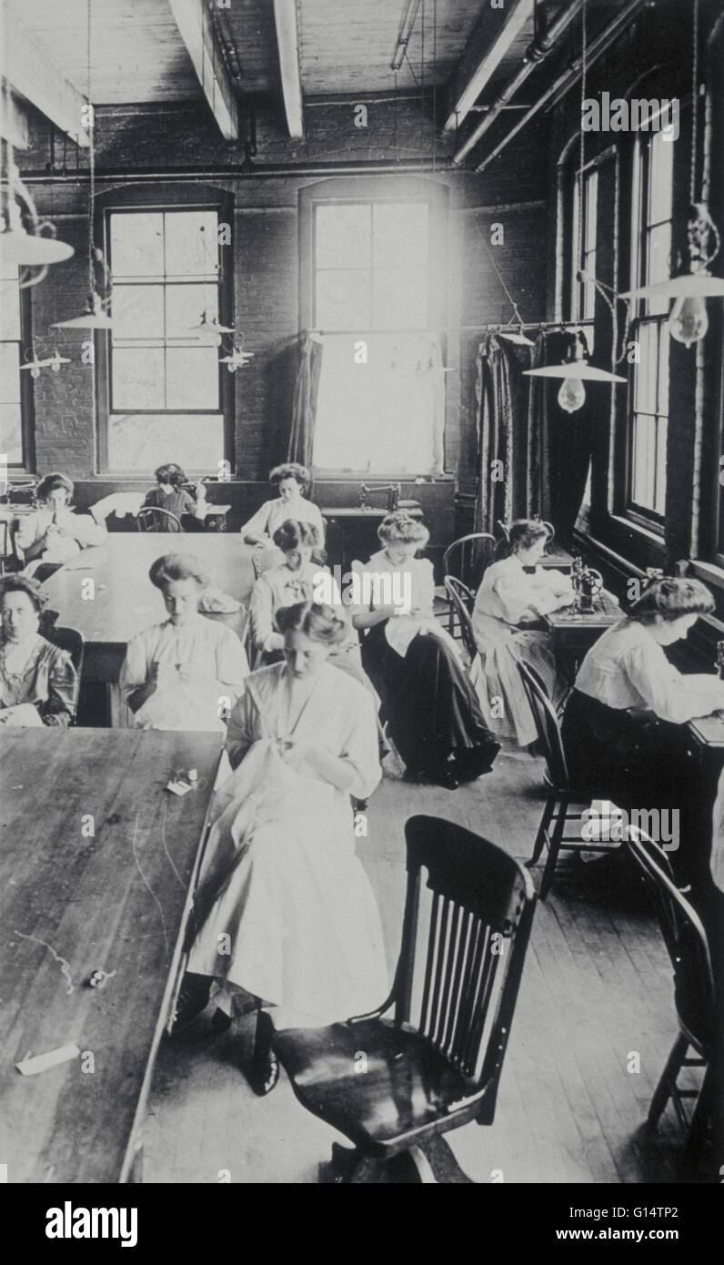 Donne cucire in una economia domestica di classe. Circa 1910. Foto Stock