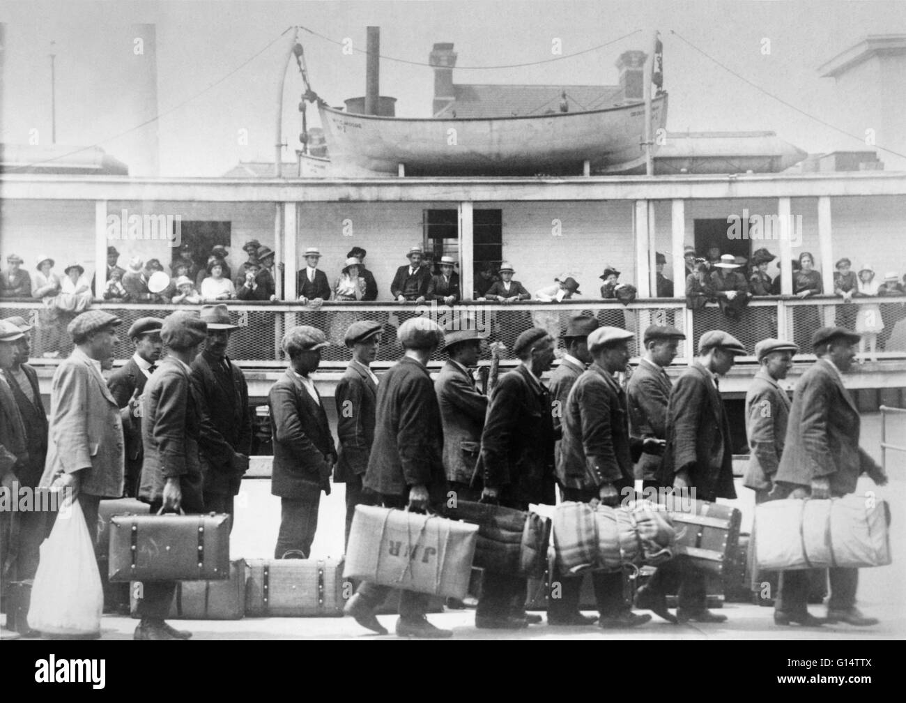 Gli immigrati tote i loro averi in valige voce in America. Bentley Biblioteca Storica/foto/ricercatori, Inc. Foto Stock