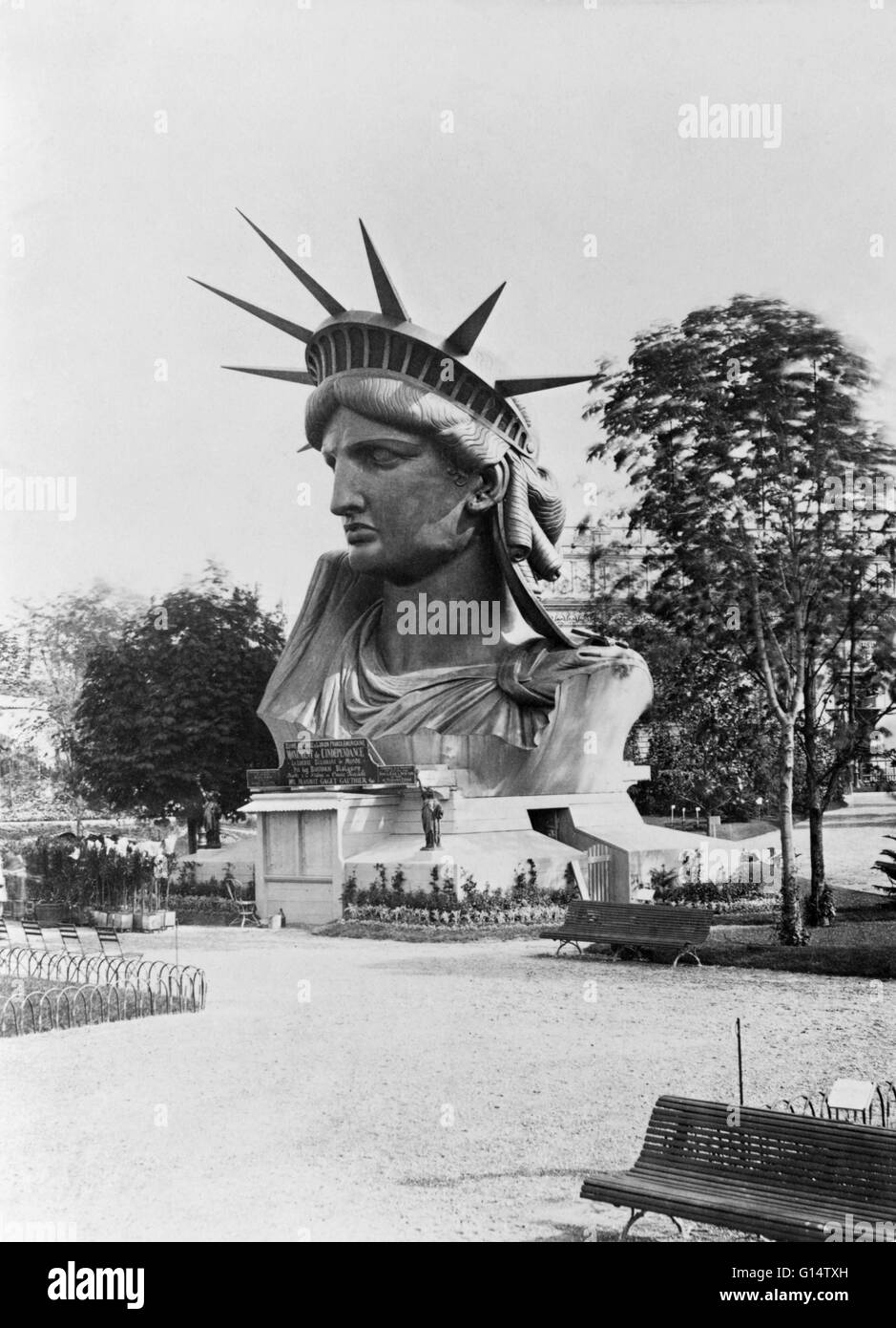 Completato il busto della Statua della Libertà sul display nel giardino del palazzo del Trocadero come parte del 1878 Esposizione di Parigi. La statua, progettata dallo scultore Frederic Auguste Bartholdi e progettato da Gustave Eiffel, non è stata completamente completata e in Foto Stock