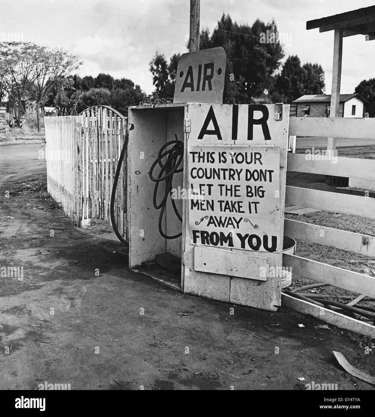 Un segno di protesta a una pompa d'aria, fotografata da Dorothea Lange in Kern County, California, Gennaio 1939. In essa si legge: "Questo è il tuo paese. Non lasciate che i grandi uomini a portar via da te". Foto Stock
