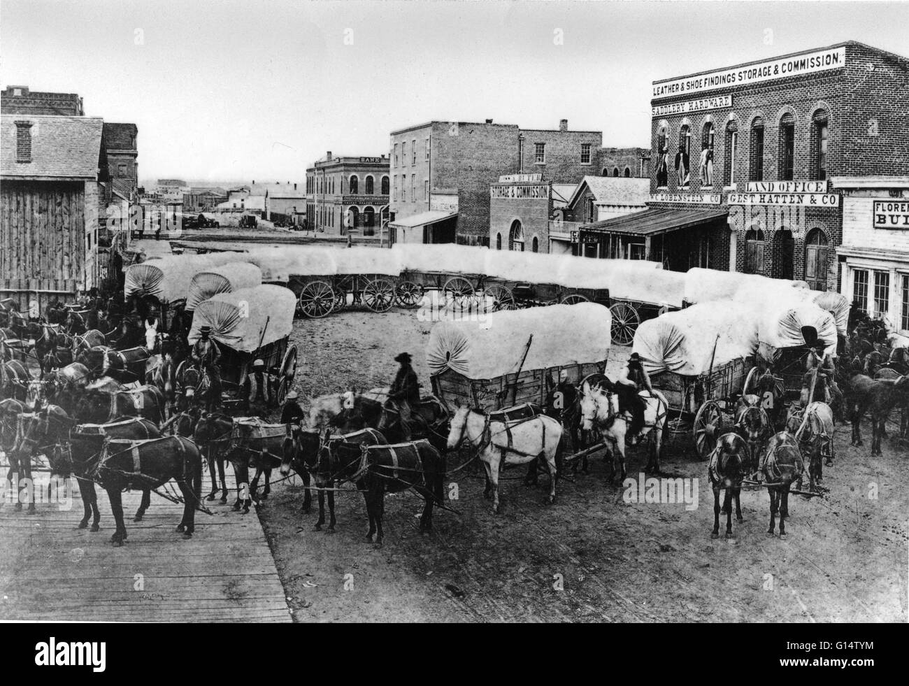 Un treno di carri per le strade di Denver nel 1860 circa. Destino manifesto era il diciannovesimo e ventesimo secolo americano la convinzione che gli Stati Uniti era destinato a espandersi in tutto il nord del continente americano. L'Homestead Act del 1862 ha incoraggiato 600.000 famiglie a s Foto Stock