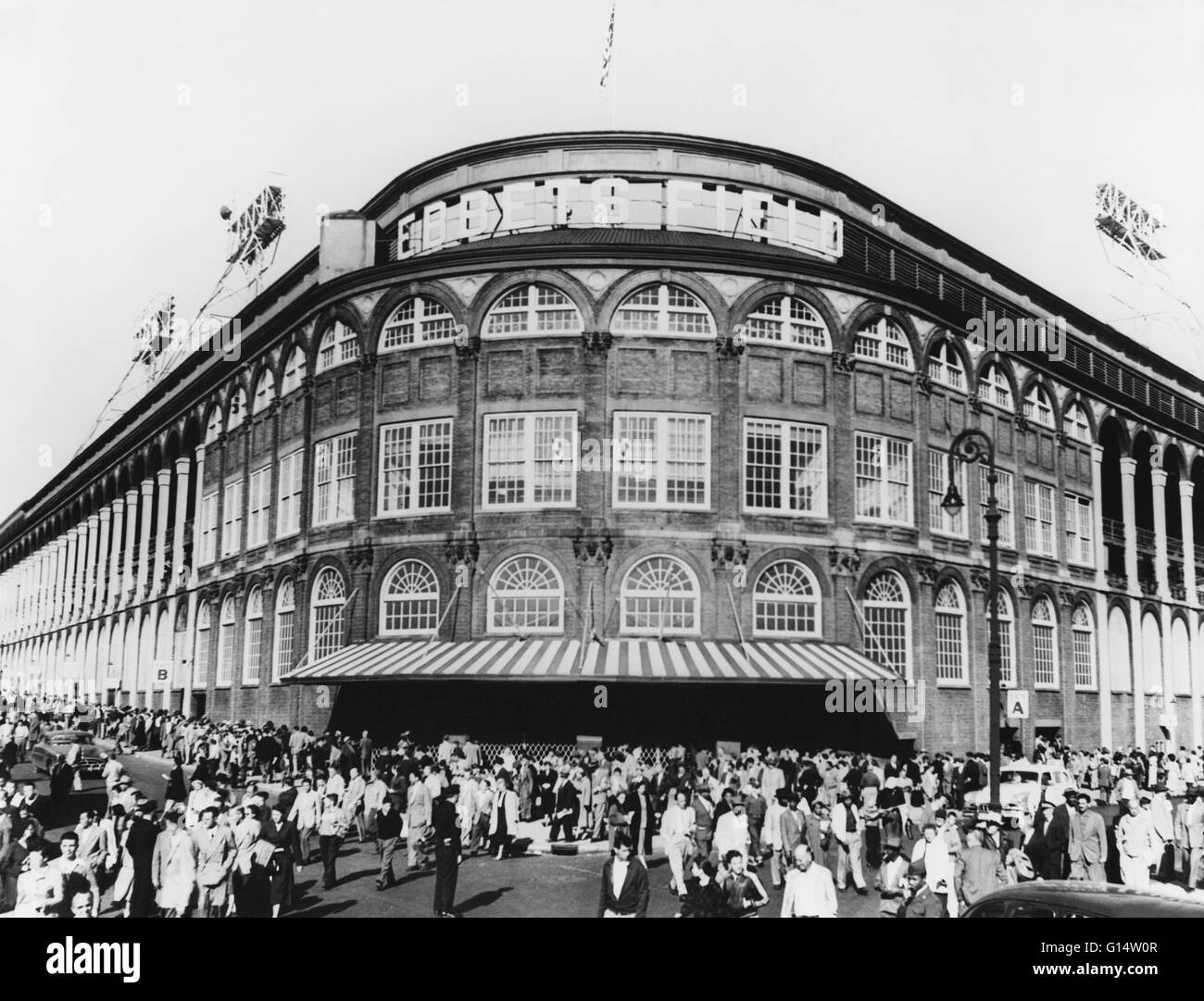 Campo Ebbets, circa 1950s. Ebbets campo era una Major League Baseball park e casa di Brooklyn Dodgers a Brooklyn, New York. Lo stadio è stato abbattuto nel 1960 e sostituiti con edifici di appartamenti, ora in Crown Heights sezione di Brooklyn. Foto Stock