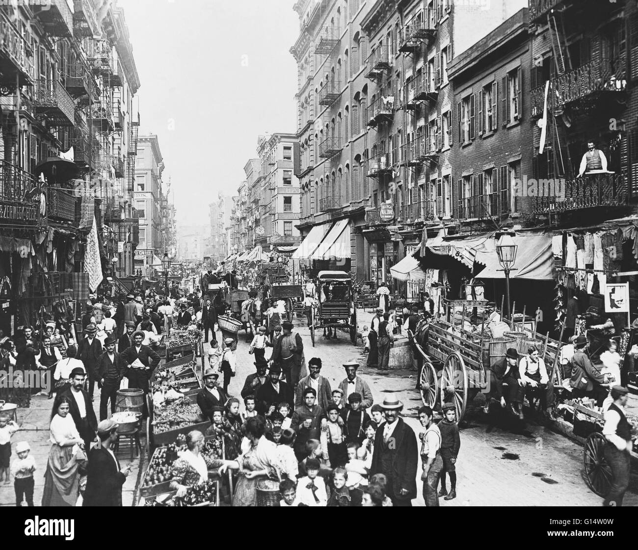Una strada piena di commercio sulla Lower East Side di New York City, circa 1906. Foto Stock