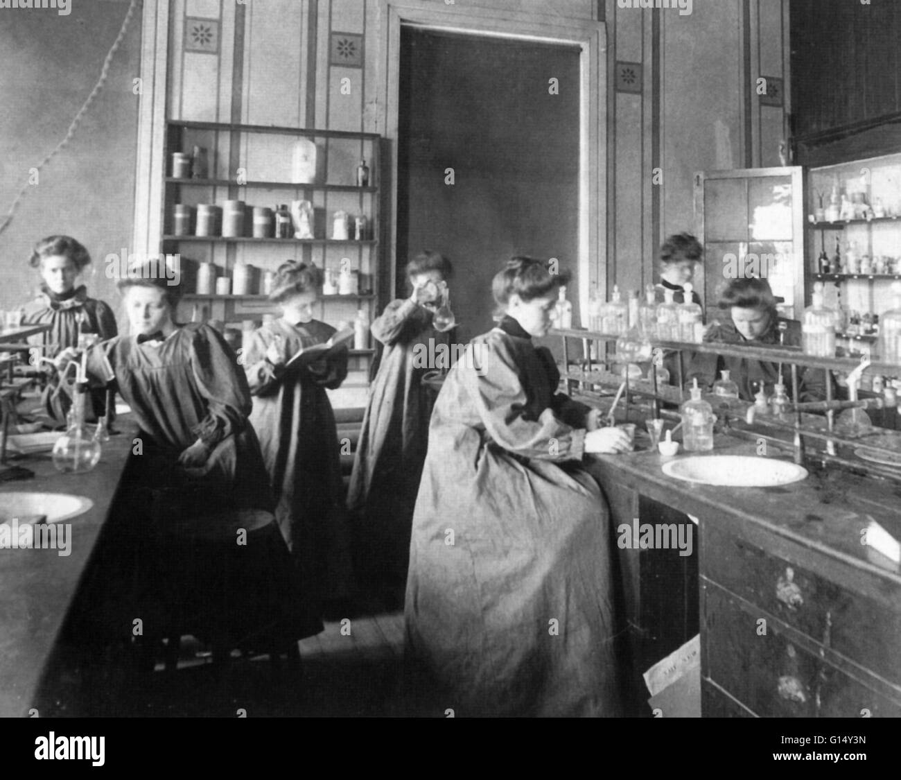 Un collegio chimica classe per le donne intorno al 1900. Foto Stock