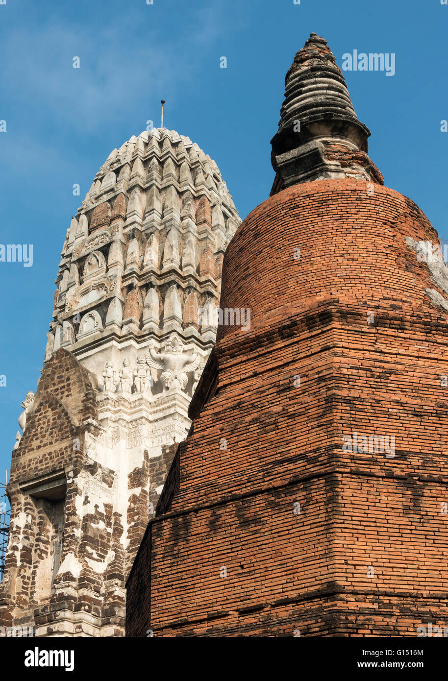 Prang centrale e stupa di Wat Ratchaburana, Ayutthaya, Thailandia Foto Stock