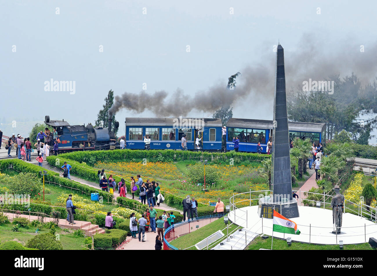 Locomotiva a vapore di bolina Darjeeling Himalayan Railway a Batasia Loop, Darjeeling, dell'Himalaya orientale, Bengala Occidentale Foto Stock