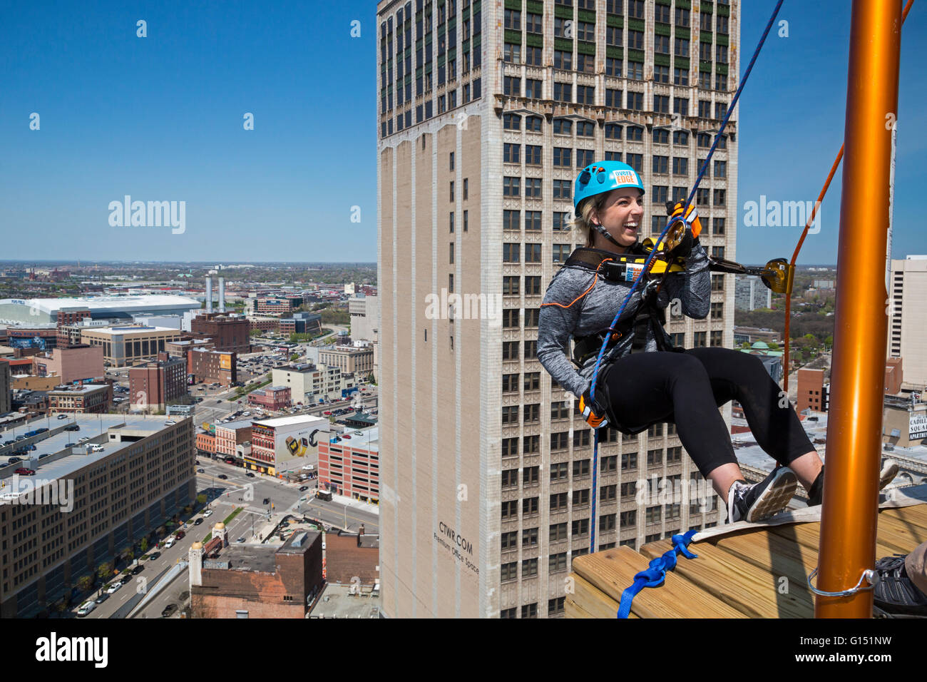 Detroit, Michigan - Persone rappel giù a 25 piani come una raccolta di fondi a beneficio di enti di beneficenza di Detroit e il Nepal. Foto Stock