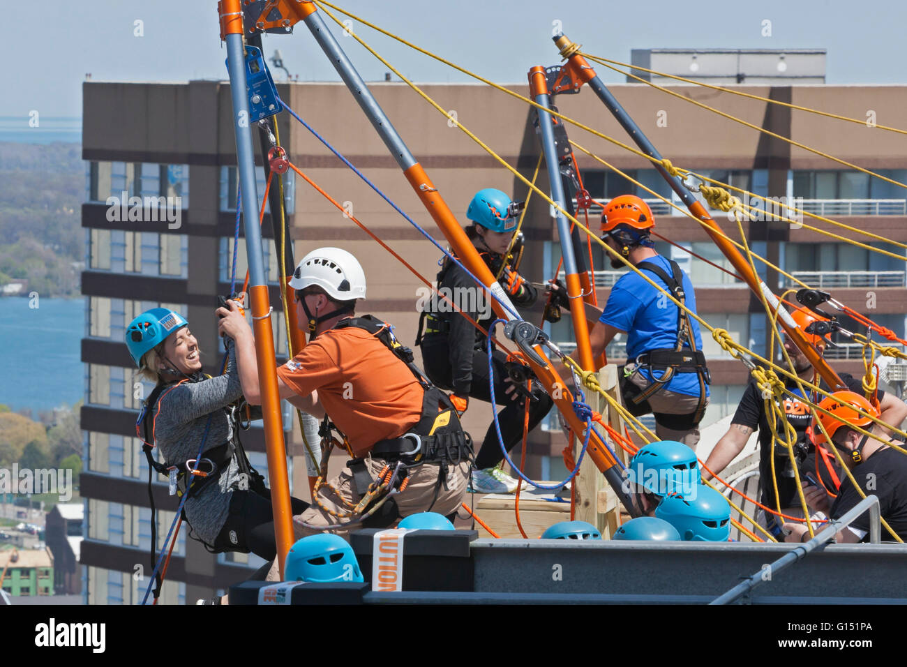 Detroit, Michigan - Persone rappel giù a 25 piani come una raccolta di fondi a beneficio di enti di beneficenza di Detroit e il Nepal. Foto Stock