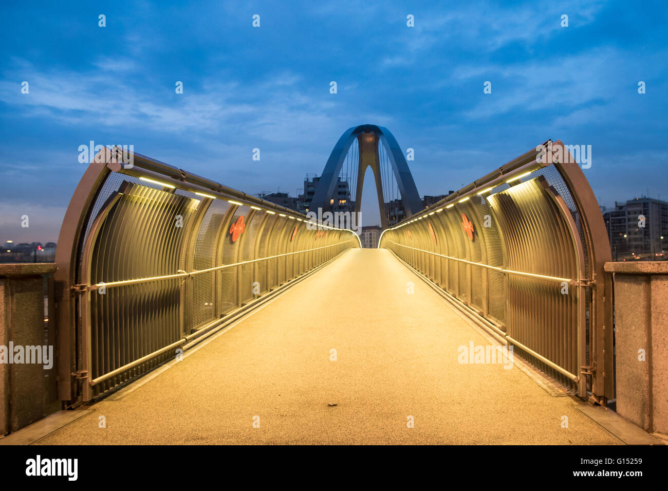 Illuminato moderna passerella ponte della città di notte Foto Stock