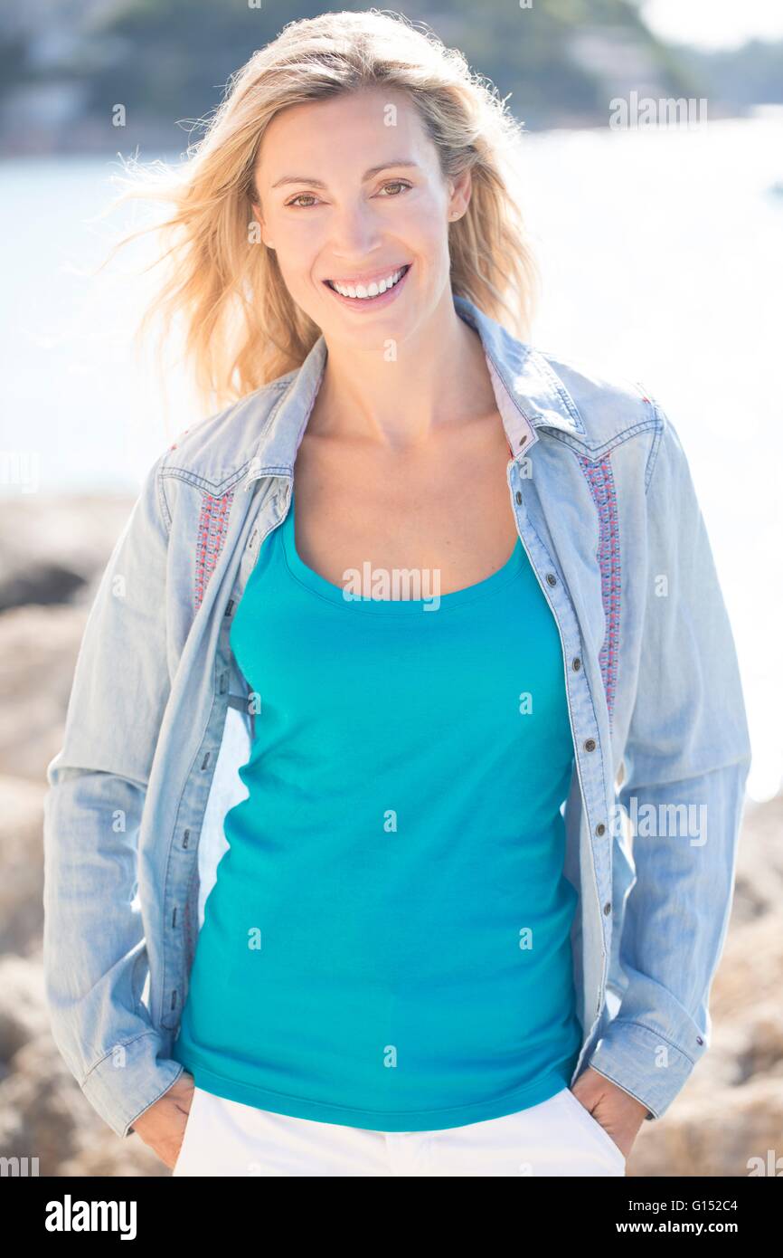 Ritratto di donna sorridente con camicia in denim Foto Stock