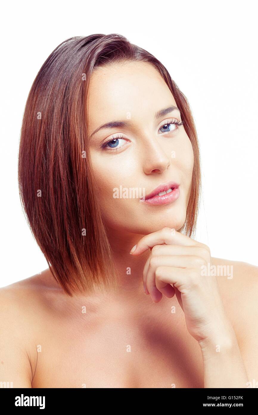 Giovane donna sorride e guarda l'obiettivo n. Foto Stock