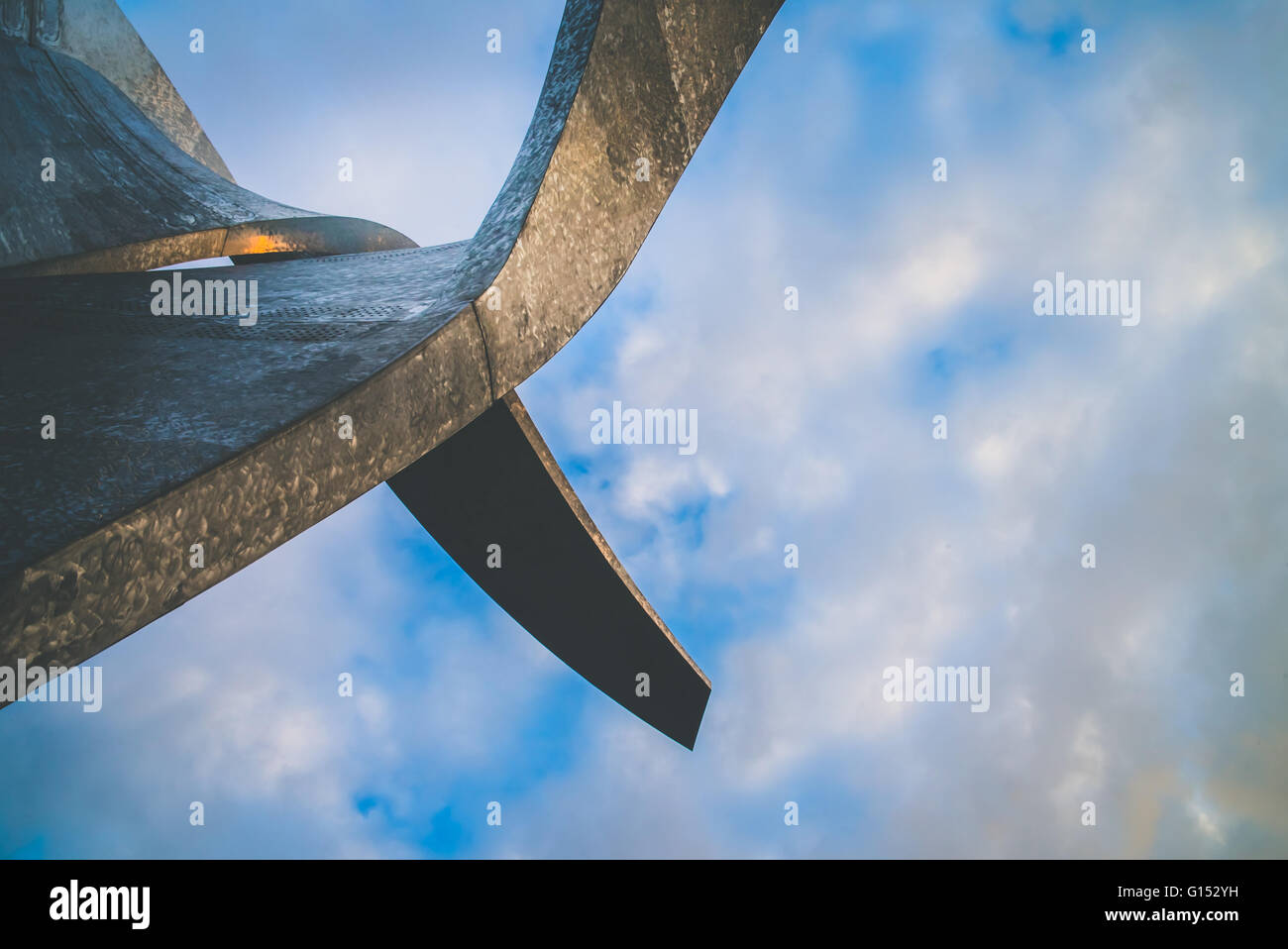Architettura futuristica in città moderna in una giornata di sole Foto Stock
