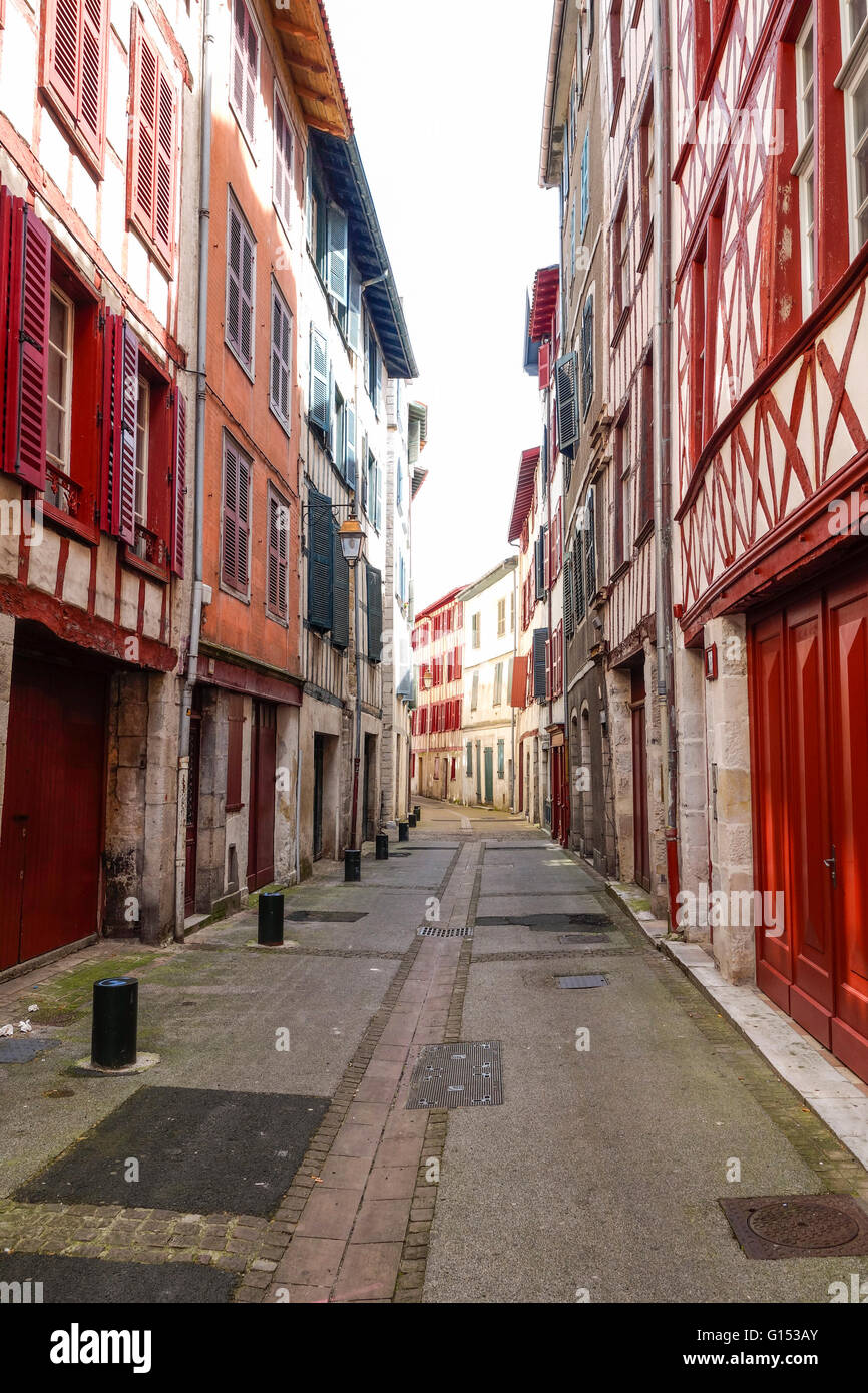 Grand Bayonne, vista sulla strada con antichi edifici nei Paesi Baschi, architettura francese, Bayonne, Francia. Foto Stock