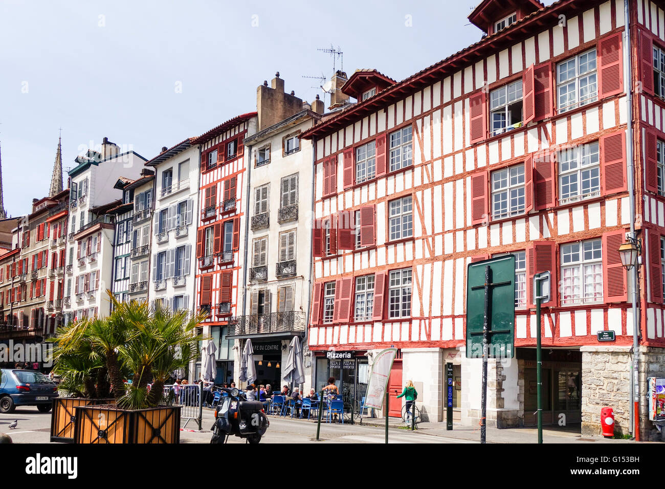 Grand Bayonne, vista sulla strada con antichi edifici nei Paesi Baschi, architettura francese, Bayonne, Francia. Foto Stock