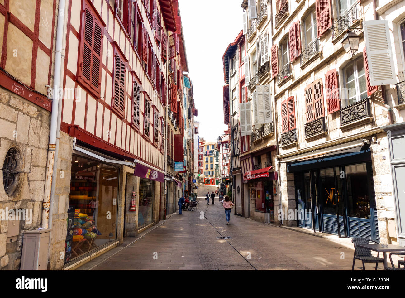 Grand Bayonne, vista sulla strada con antichi edifici nei Paesi Baschi, architettura francese, Bayonne, Francia. Foto Stock