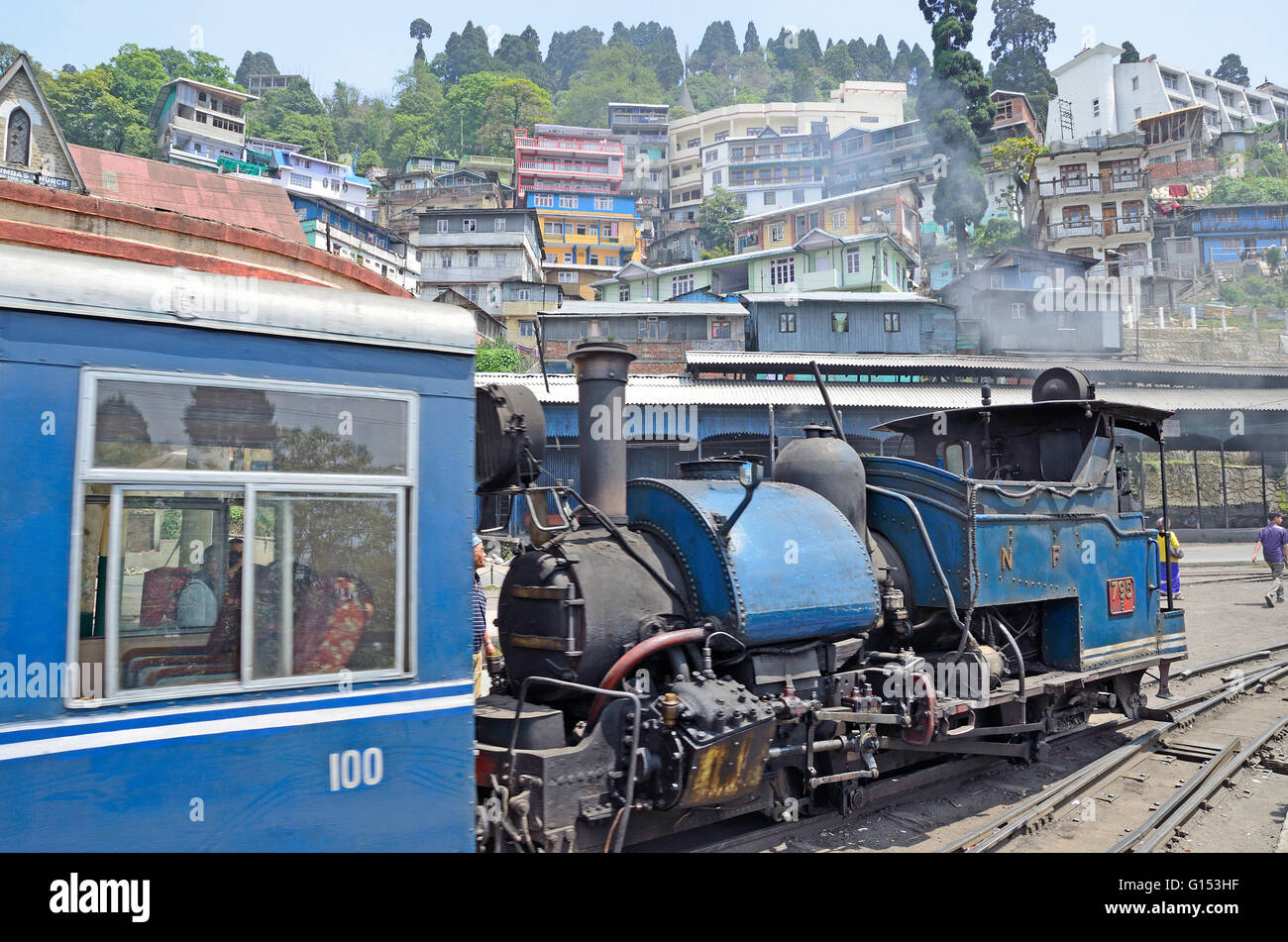 Locomotiva a vapore di bolina Darjeeling Himalayan Railway alla stazione di Darjeeling, Darjeeling, Bengala Occidentale Foto Stock