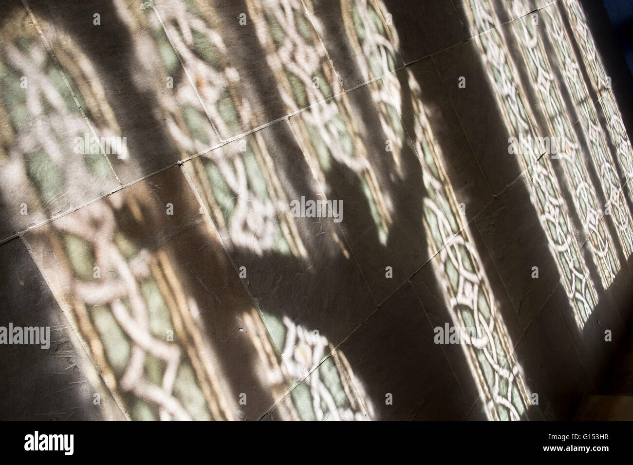 Ombra di un uomo pieno di gioia sulla finestra ombre proiettate su un piano. Cattedrale di Ely, Cambridgeshire, Inghilterra Foto Stock