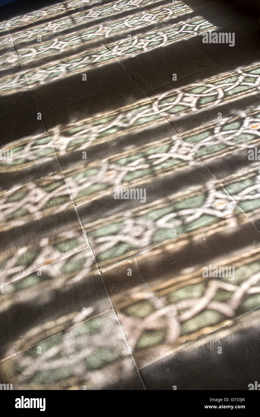 Vetro modellato windows gettando ombre nella luce solare a Ely, Cambridgeshire, Inghilterra Foto Stock