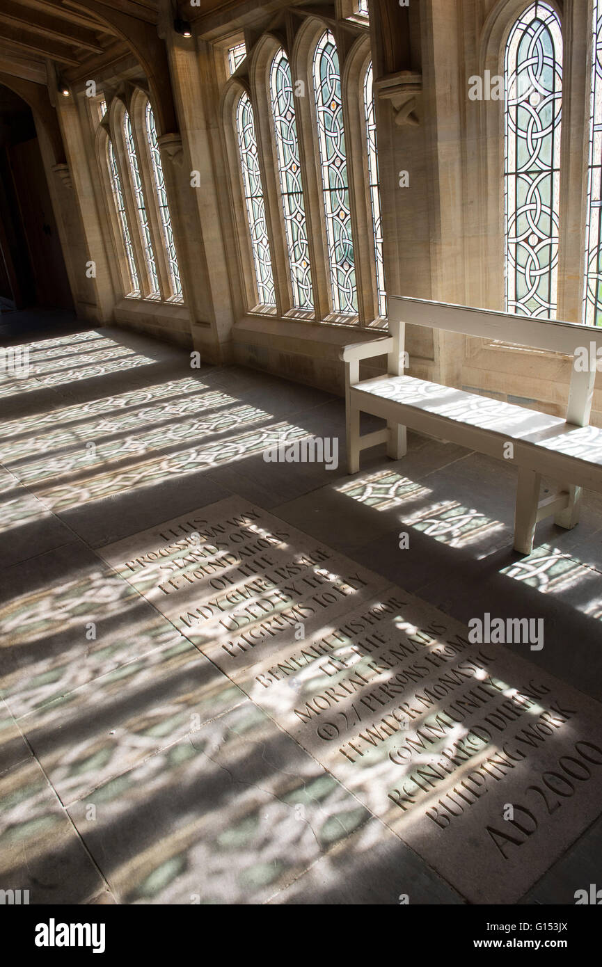 Vetro modellato windows gettando ombre nella luce solare a Ely, Cambridgeshire, Inghilterra Foto Stock