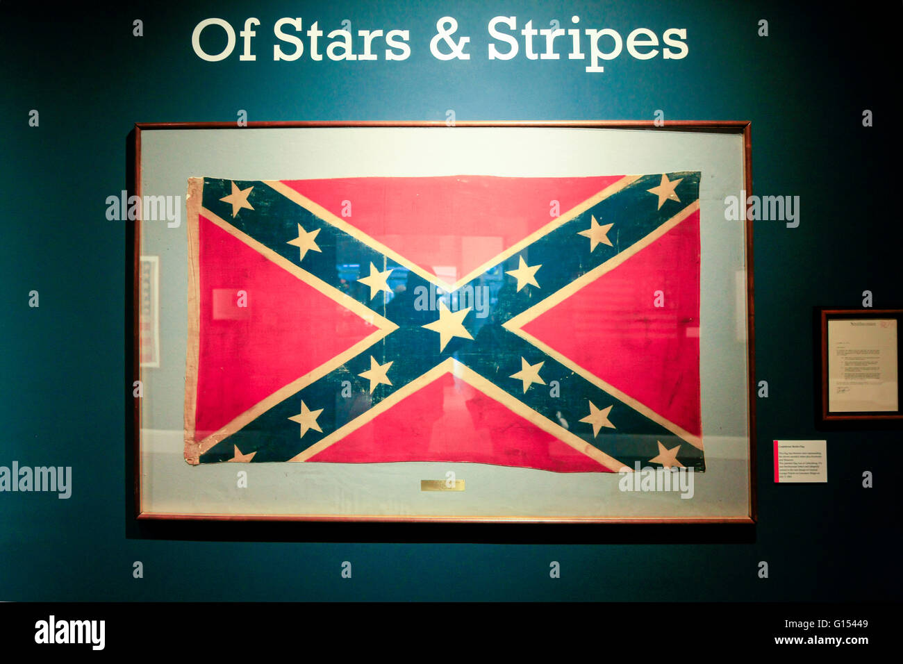 Battaglia confederati bandiera recuperato dal campo di battaglia di Gettysburg il 3 luglio 1863 sul display in Clarksville city museum in T Foto Stock