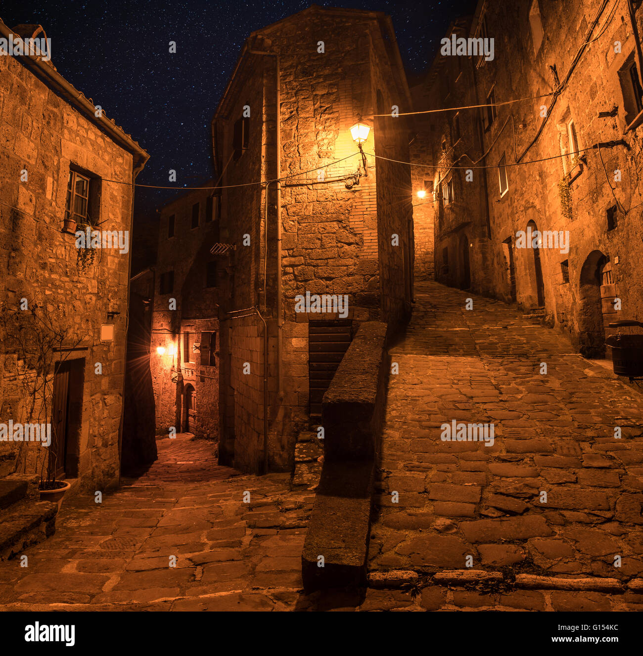 Sorano strada di notte Foto Stock