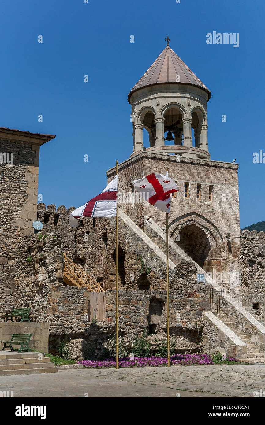 La torre della cattedrale Sveti-Tskhoveli nella città georgiana di Mtskheta. Foto Stock