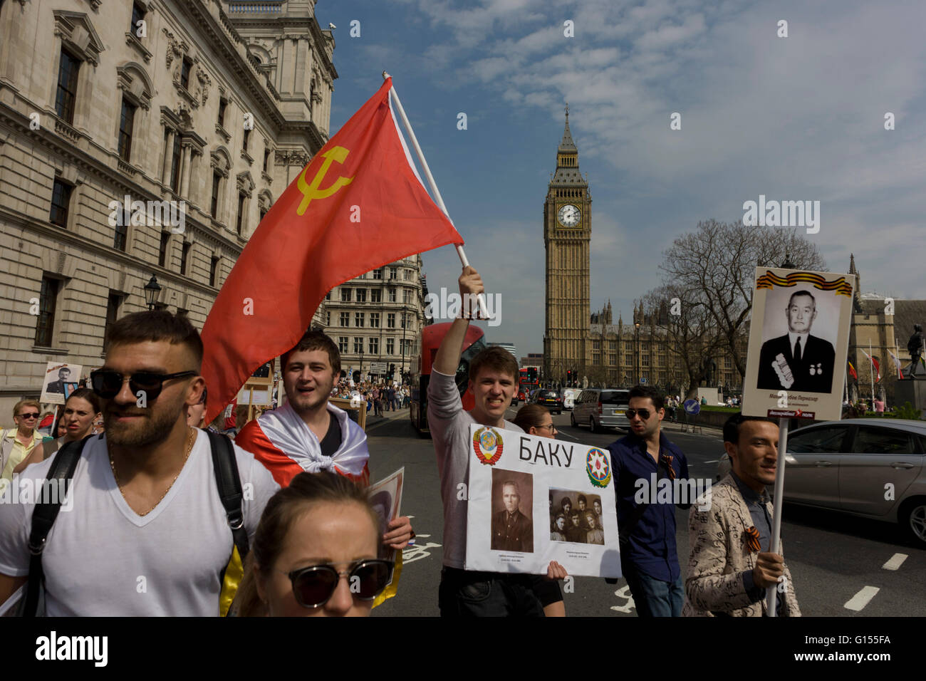 Russi che vivono nel Regno Unito da marzo a Westminster nel centro di Londra in onore di quei caduti durante la seconda guerra mondiale (1939-45) 9 maggio 2016. Migliaia di russo-oratori riuniti in Trafalgar Square, procedendo attraverso Downing Street (la residenza ufficiale del Primo Ministro britannico David Cameron) prima di continuare verso la piazza del Parlamento. Foto Stock