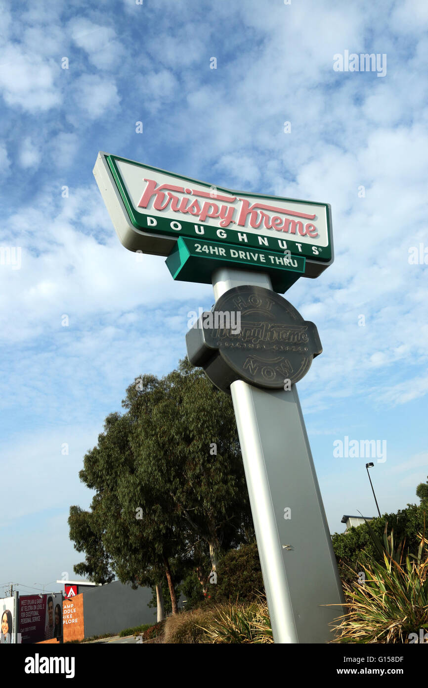 Ciambelle Krispy Kreme 24 ore di guida attraverso il grande cartello sul lato strada in Narre Warren Victoria Melbourne Australia Foto Stock