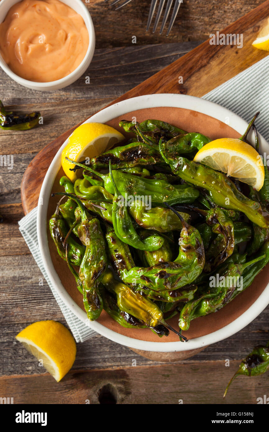 Arrosto Shishito PICCANTI Peperoni con salsa di immersione Foto Stock