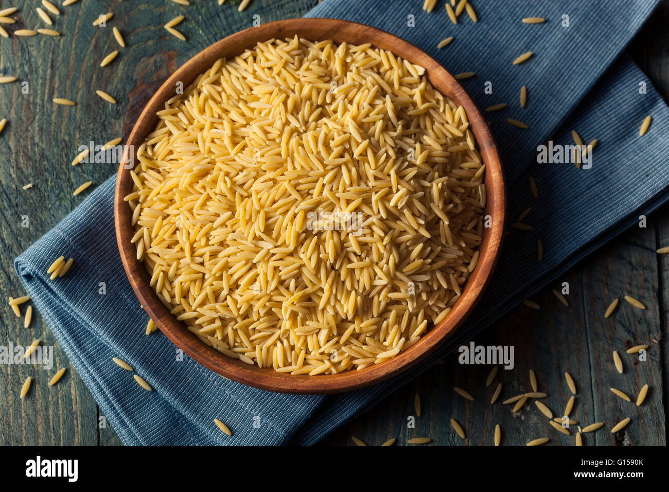 Materie organiche Pasta Orzo pronti per la cottura Foto Stock