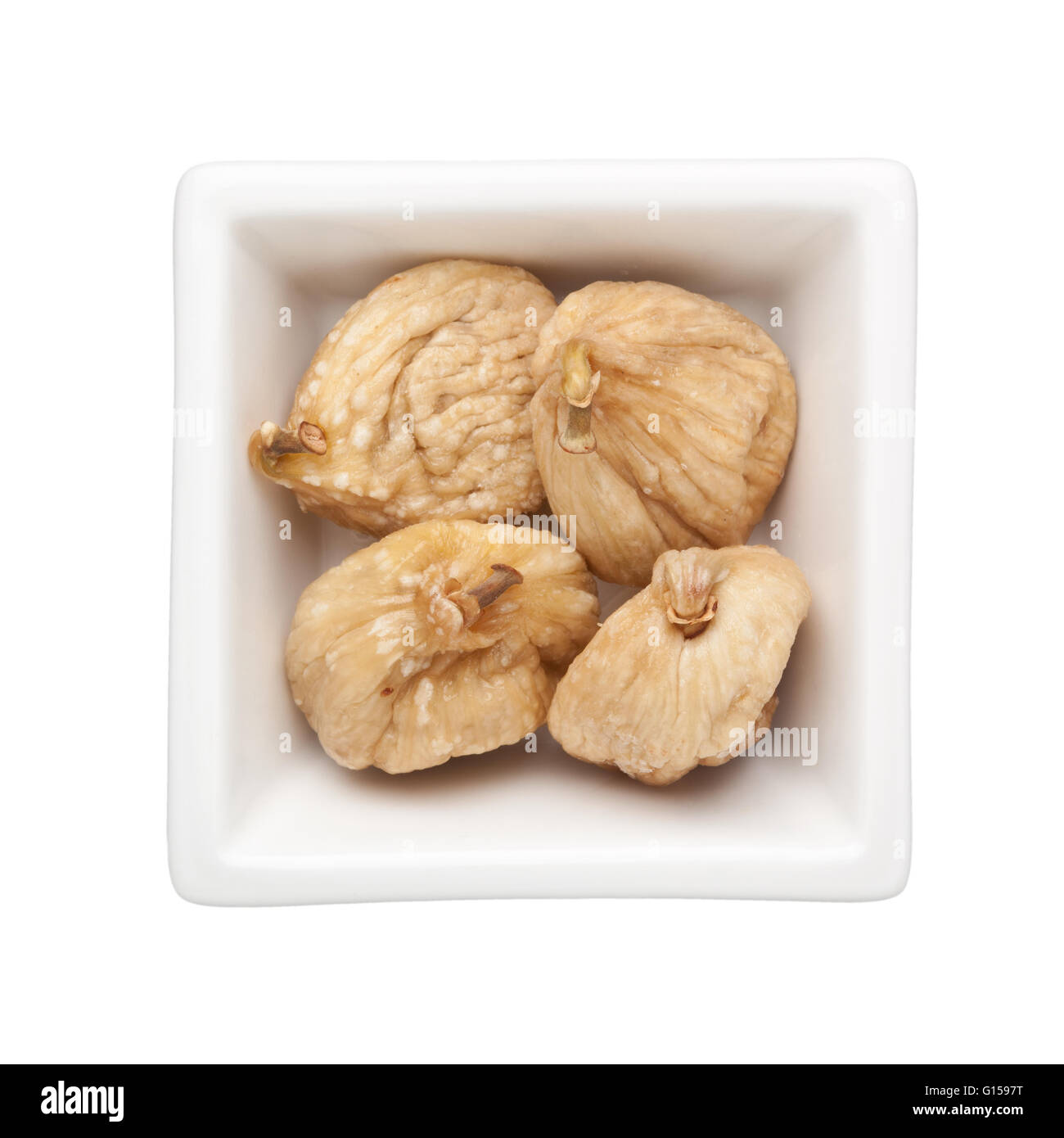 I fichi secchi in un recipiente quadrato isolato su sfondo bianco Foto Stock