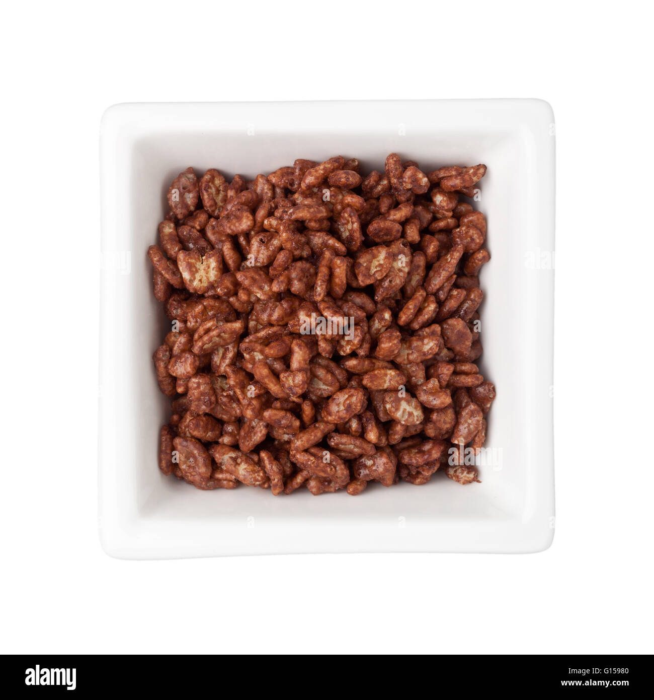 Aromatizzato al cioccolato cereali per la prima colazione in un recipiente quadrato isolato su sfondo bianco Foto Stock